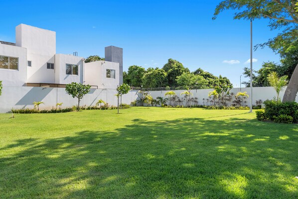 Un bâtiment moderne doté d’un toit plat, de grandes fenêtres et d’une pelouse bien entretenue.