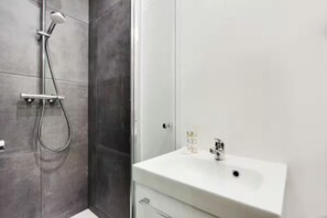 Bathroom - Cozy apartment near Bastille – 1 BR / Sleeps 4 (Paris)