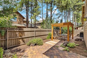 Outdoor dining - 2 Suite to be good! Escape to the Mountains! (Flagstaff)