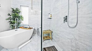 Hair dryer, towels, soap, shampoo - A Private Guesthouse Studio – The Otter (Napa)