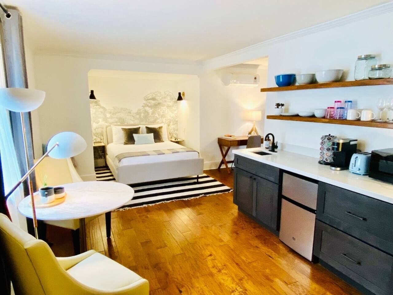 Desk, iron/ironing board, WiFi, bed sheets