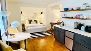 Desk, iron/ironing board, WiFi, bed sheets - A Private Guesthouse Studio – The Otter (Napa)