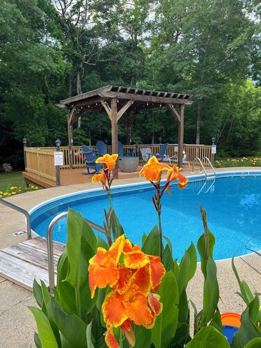 2700 sq ft house, 4 bedrooms, with pool!