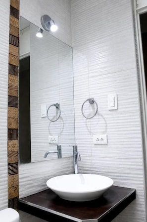 Buồng tắm vòi sen, khăn tắm, xà phòng, dầu gội 