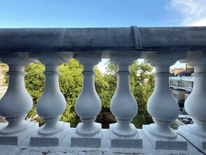 A balcony with white balustrades overlooking a cityscape with trees and buildings. - South Ken Rooftop Loft, Treetop Views, Hyde Park (London)