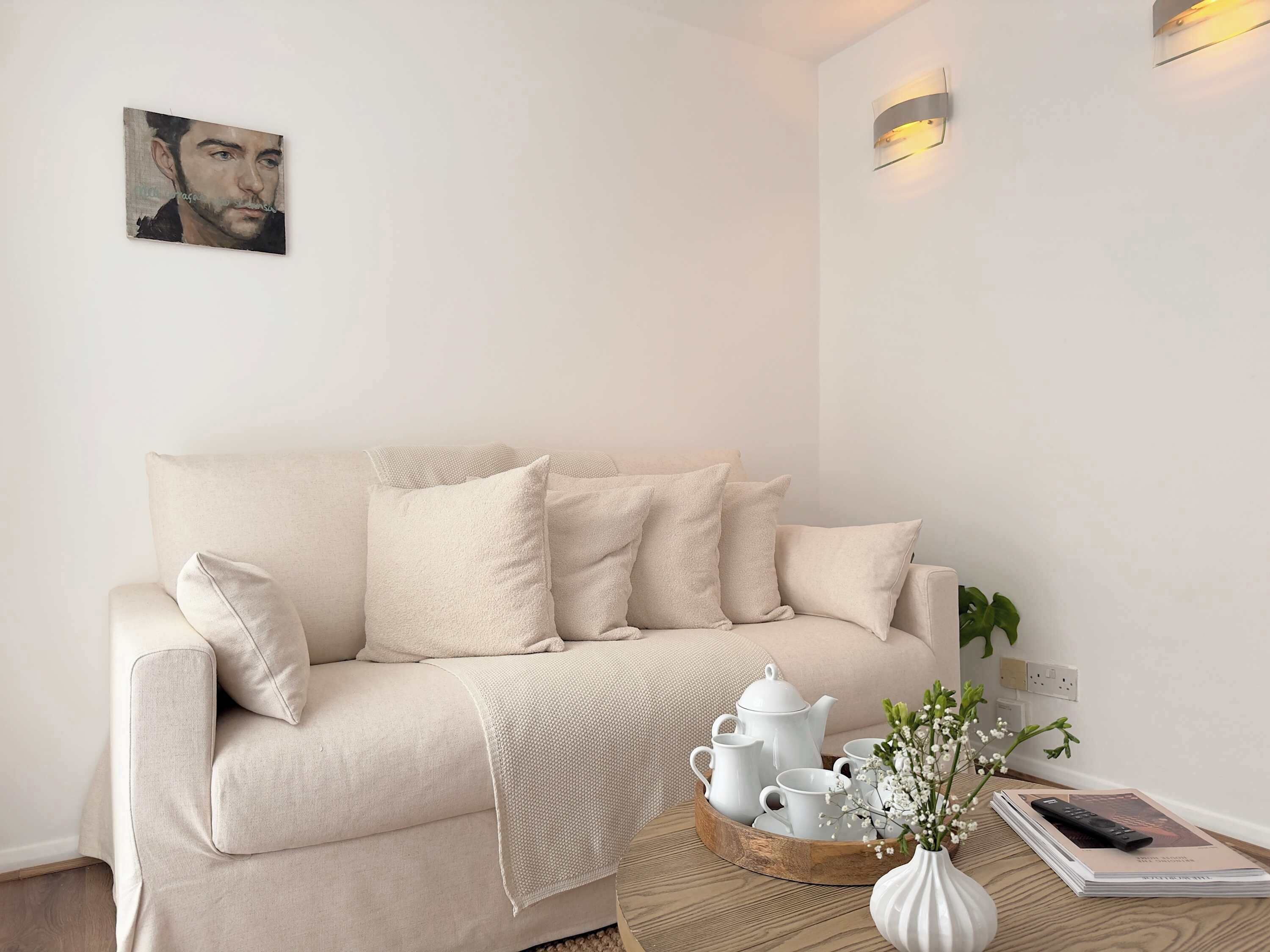 Chic Marble Arch W/ 100" Cinema & Premium Mattress - London