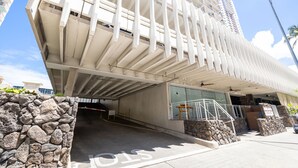 Ein modernes Gebäude mit einzigartigem architektonischen Design, gekennzeichnet durch ein geneigtes Dach und eine Steinfassade.