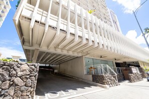 Un edificio moderno con un diseño arquitectónico único, que presenta un techo inclinado y fachada de piedra.