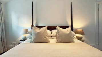 Desk, iron/ironing board, travel cot, WiFi