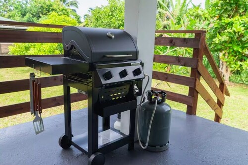 Tropical Moorea Escape, 3BR, A/C, Strong WiFi & Mountain Views