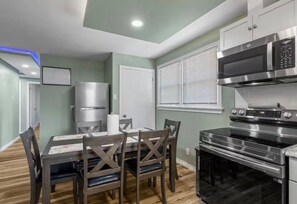 Private kitchen - Fallside Stay - Walk to the Water (Niagara Falls)