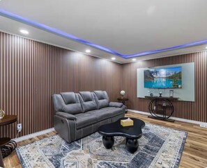 Living area - Fallside Stay - Walk to the Water (Niagara Falls)