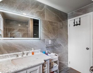 Bathroom - Fallside Stay - Walk to the Water (Niagara Falls)