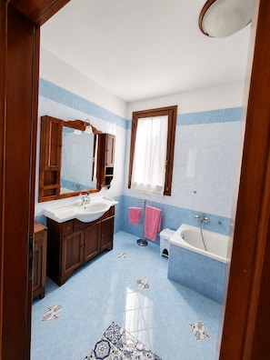 Sèche-cheveux, bidet, serviettes fournies, savon