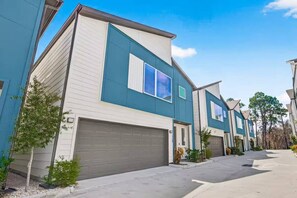 A row of modern two-story houses with attached garages and small front yards. - Cozy Northside home ~20 mins to downtown Houston (Houston)