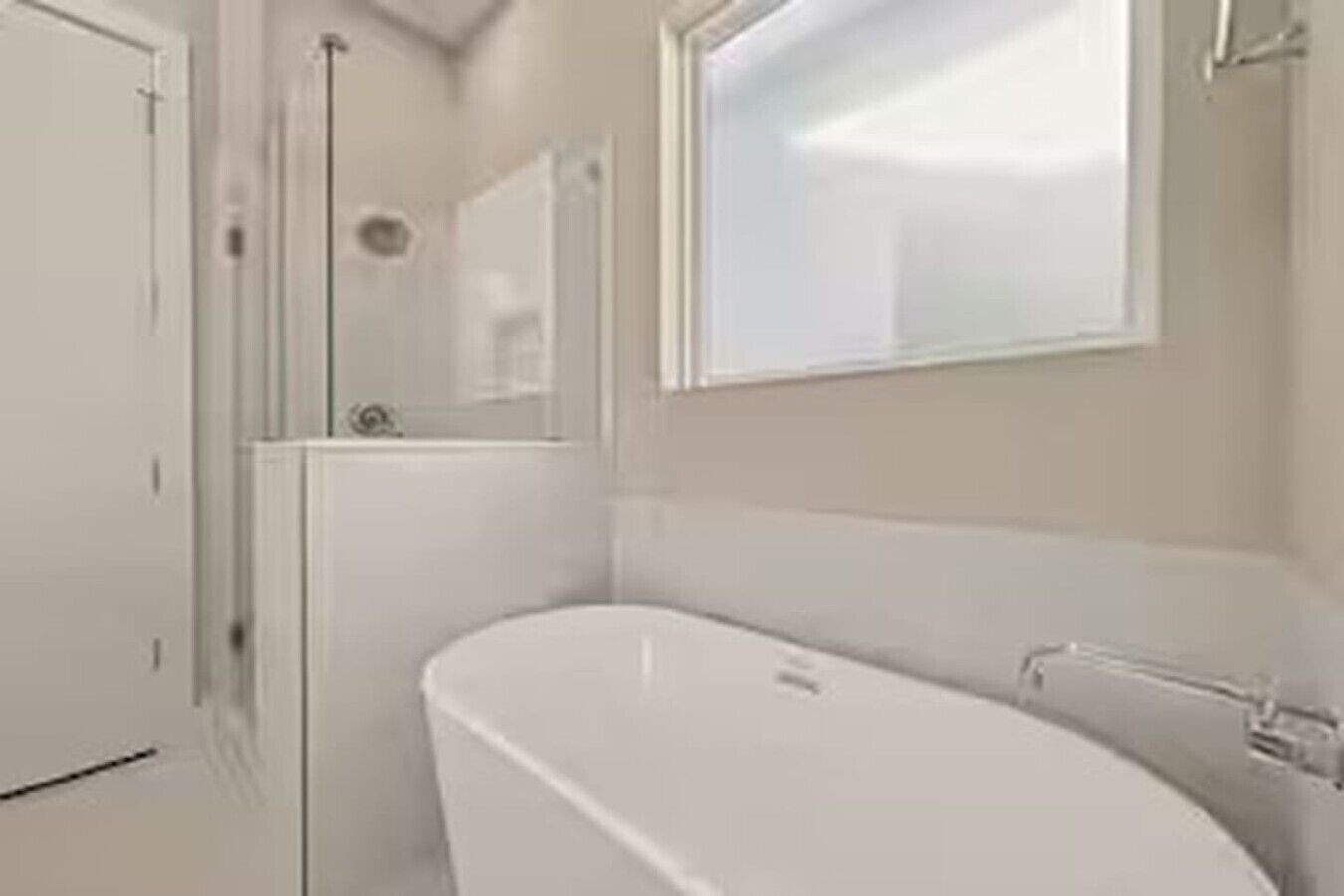 Ein Badezimmer mit Badewanne, Dusche und Spiegel.