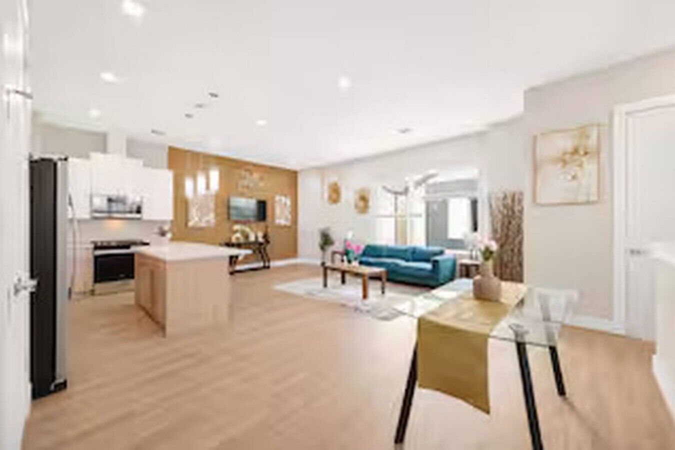 Ein modernes Interieur mit Küche, Essbereich und Wohnzimmer.
