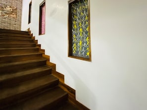 Una escalera de madera con escalones que conducen a una plataforma.