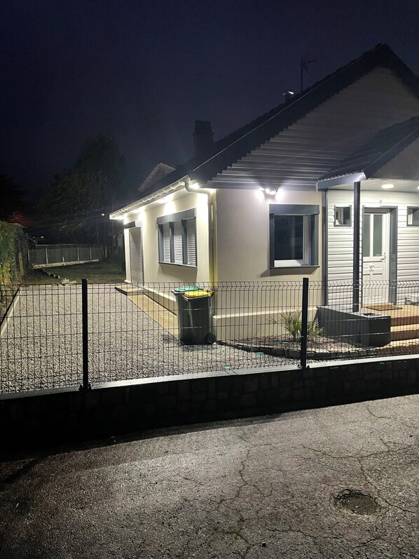 Exterior - Single-story house with a garden and garage in Dieppe. (Dieppe)