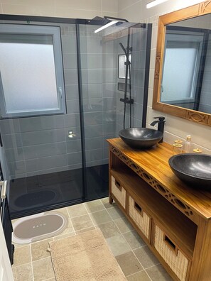 Bathroom - Single-story house with a garden and garage in Dieppe. (Dieppe)