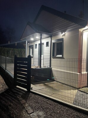Exterior - Single-story house with a garden and garage in Dieppe. (Dieppe)