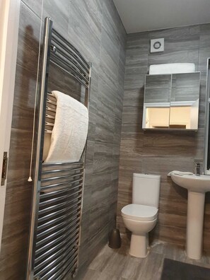 Unclassified image, 5 of 52, button - Cosy and very Family-sized with Game and TV rooms and relaxing  & Friendly (London)