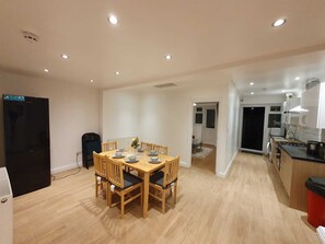 Unclassified image, 4 of 52, button - Cosy and very Family-sized with Game and TV rooms and relaxing  & Friendly (London)