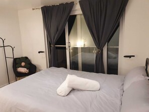 Unclassified image, 3 of 52, button - Cosy and very Family-sized with Game and TV rooms and relaxing  & Friendly (London)
