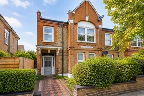 Unclassified image, 2 of 52, button - Cosy and very Family-sized with Game and TV rooms and relaxing  & Friendly (London)