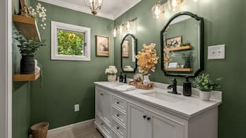 House, Non Smoking, Garden View | Bathroom | Free toiletries, towels, soap, shampoo