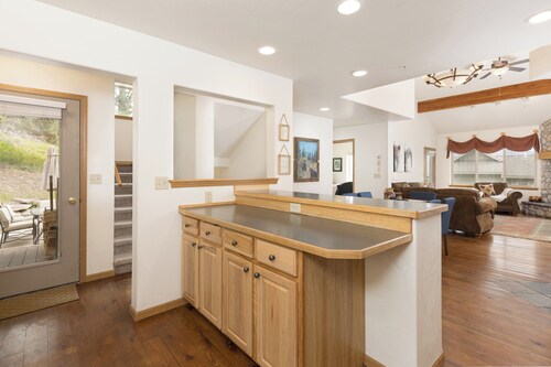 The Bears Den - 4-BR chalet in Big Sky for your getaway - Private Hot Tub!