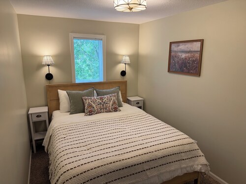 Cozy 2-bedroom cottage in fabulous Harbor Springs across from Crooked Lake