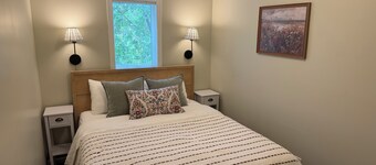 Cozy 2-bedroom cottage in fabulous Harbor Springs across from Crooked Lake