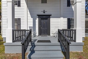 Exterior - Historic 1935 Charmin Retreat 4BR Near Devil’s Den and Cedar Lake (Williston)
