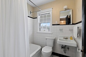 Bathroom - Historic 1935 Charmin Retreat 4BR Near Devil’s Den and Cedar Lake (Williston)