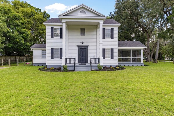 Exterior - Historic 1935 Charmin Retreat 4BR Near Devil’s Den and Cedar Lake (Williston)