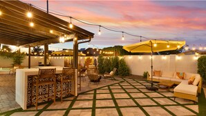 Outdoor dining - NEW • 5BR • Heated Pool • Golf • Fire Pit • Games (Glendale)