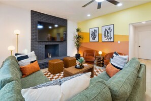 Living area - NEW • 5BR • Heated Pool • Golf • Fire Pit • Games (Glendale)