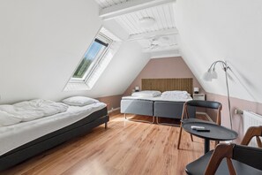 Un dormitorio con una cama, un escritorio y una silla.