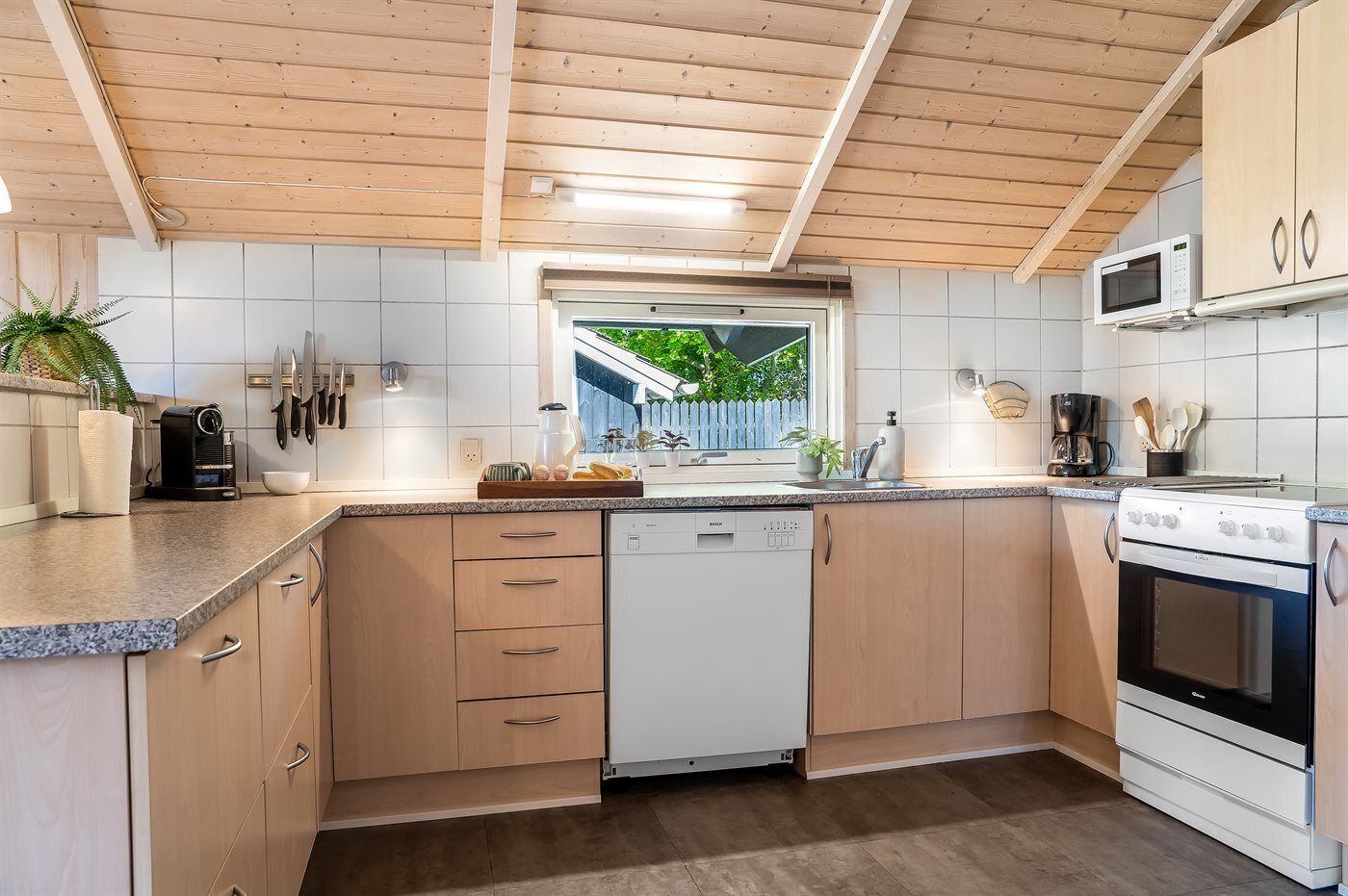 Kaffetrakter/tekoker, kjøleskap, mikrobølgeovn og ovn
