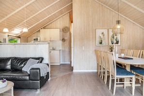 A cozy interior with a dining area, a kitchen, and a living space. - Holiday home by Limfjord, Storvorde (Storvorde)