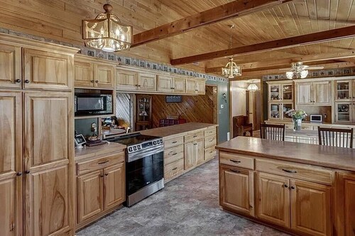 Brainerd Waterfront Lake Retreat Sleeps 18
Hot Tub, Sand Beach, Great Fish