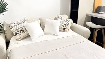 Iron/ironing board, bed sheets