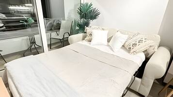 Iron/ironing board, bed sheets