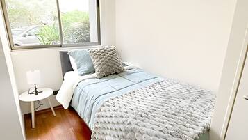 Iron/ironing board, bed sheets