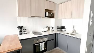 Coffee/tea maker, fridge, microwave, oven