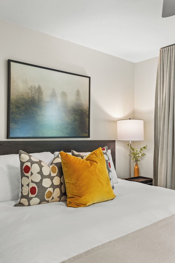 A hotel room with a bed, a painting, a lamp, and a curtain. - Southpoint Aspen Haven with A/C, Garage Parking, Ski Locker & Walkable Gondola Access (Aspen)