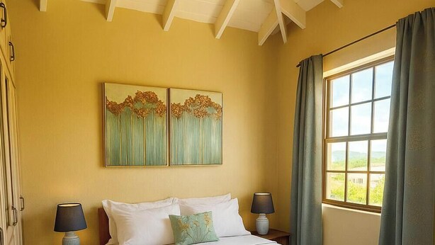 Ein Schlafzimmer mit einem Bett, zwei Nachttischen, einem fenster mit Vorhängen und einem Bild an der Wand.