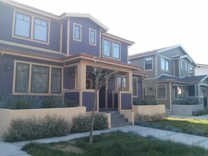 Exterior - Stylish 4 BR house near Korea Town - Central LA (Los Angeles)