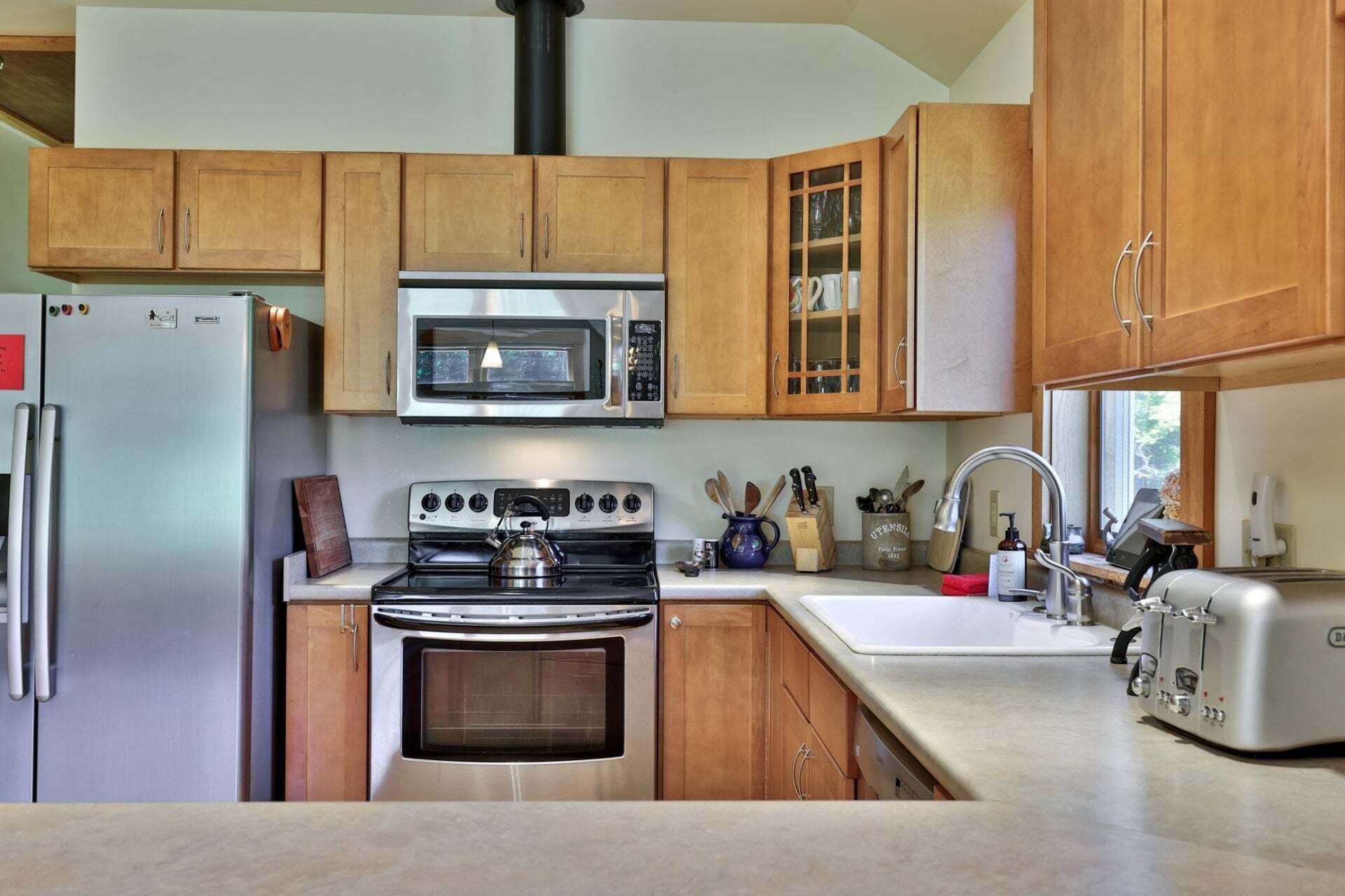 Coffee/tea maker, fridge, microwave, oven